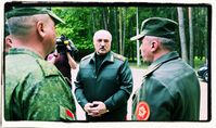 Weißrusslands Präsident Alexander Lukaschenko am 15. Mai 2023 spricht mit Offizieren der weißrussischen Luftwaffe und Flugabwehrtruppen.