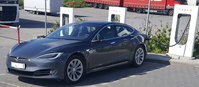 Model S an einem Tesla Supercharger