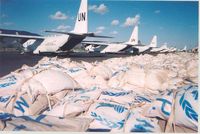 Eine Lockheed C-130 der UN liefert Nahrung aus (Symbolbild)