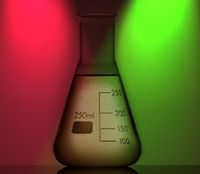 Messkolben: Forscher steuern Bakterien gezielt. Bild: Colourbox