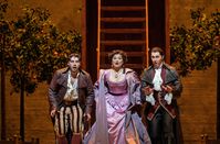Andrey Zhilikhovsky als Figaro, Aigul Akhmetshina als Rosina und Jack Swanson als Count Almaviva in Rossinis IL BARBIERE DI SIVIGLIA  Bild: LEONINE Studios Fotograf: Jonathan / Met Opera