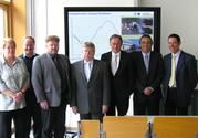 (v.l.) Elke Hinrichs, Rudolf Ruland, Projektbetreuer Fraunhofer FIT; Gerd Heinen, Hochschule Bonn-Rhein-Sieg; Dr. Michael Stückradt (MIWFT); Prof. Dr. Hartmut Ihne, Präsident der Hochschule Bonn-Rhein-Sieg; Prof. Wolfgang Prinz (PhD), Projektleiter Fraunhofer FIT; Prof. Dr Alejandro Valenzuela, Hochschule Bonn-Rhein-Sieg. Foto: Fraunhofer FIT