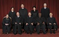 Aktueller oberster Gerichtshof USA: The Roberts Court (April 2017 – present). Front row (left to right): Ruth Bader Ginsburg, Anthony Kennedy, John Roberts (Chief Justice), Clarence Thomas, and Stephen Breyer. Back row (left to right): Elena Kagan, Samuel A. Alito, Sonia Sotomayor, and Neil Gorsuch.