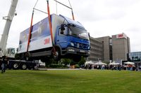 Eine Stunde hing der 10 Tonnen schwere LKW an einer 7 cm breiten Klebeverbindung 1,5 Meter über der Erde.