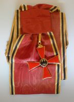 Bundesverdienstkreuz und Schulterband (Teil der Stufe „Großes Verdienstkreuz mit Stern und Schulterband“, Theodor-Heuss-Haus)