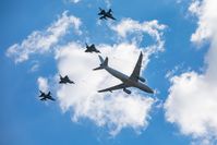 Betankungsflugzeug A330 und je zwei Jets vom Typ Eurofighter und Tornado beim Überflug am letzten Aufbautag im Rahmen der ILA 2022 auf dem Gelände des BER, am 21.06.022. Bildrechte: Bundeswehr / Francis Hildemann