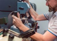 Zerspanungsmechaniker arbeiten mit Präzisionsmaschinen  Bild: Kupferverband e.V. Fotograf: Bild: © Canva