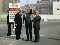 Reagan mit dem Regierenden Bürgermeister von Berlin Richard v. Weizsäcker und Bundeskanzler Helmut Schmidt am Checkpoint Charlie in West-Berlin