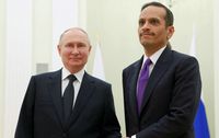 Mohammed bin Abdulrahman Al Thani (re.) und Wladimir Putin (li) (2023)