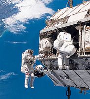 Astronauten: "Traktorstrahl" soll Abdriften verhindern. Bild: NASA