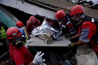 Ein Caritas-Team rettet Enu Zizi aus den Trümmern der Kathedrale von Port-au-Prince. Bild: Caritas international