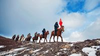 Berittene Polizisten und Grenzschutzbeamte patrouillieren auf den Höhenzügen im Landkreis Mulei im Nordwesten des Uigurischen Autonomen Gebiets Xinjiang.