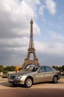 Paris (Frankreich): Der Eiffelturm, städtisches Wahrzeichen, ist 300 Meter hoch und über 10.000 Tonnen schwer. Quelle: DaimlerChrysler AG