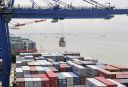 Auf dem Hafen Nansha in der südchinesischen Küsten und Boomprovinz Guangdong (Kanton) wird der Containerfrachter "Cosco Germany" beladen. Bild: ZDF und Lusia Escobar