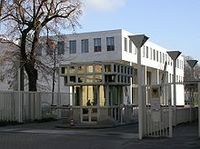 Haupteingang und Neubau des Bundesgerichtshof, Karlsruhe. Bild: Dionysos