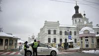 Archivbild: Ukrainische Polizisten stehen vor dem Eingang des Kiewer Höhlenklosters.