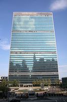 Blick auf die United Nations Plaza und das Hauptquartier der Vereinten Nationen in New York. Bild: Stefan Schulze / de.wikipedia.org