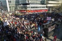 Über 10.000 Menschen demonstrieren für ein freies Netz in Stuttgart: SaveYourInternet in Stuttgart