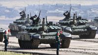 Auf dem Archivbild: Russische T-72B3-Panzer bei einer Militärparade während der Übungen Wostok-2018 auf dem Truppenübungsplatz Zugol in der Region Transbaikalien.