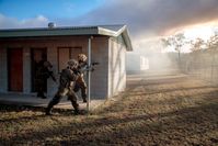 Die Soldaten vom Fallschirmjägerregiment 26 kämpfen sich von Haus zu Haus, um die Ortschaft zu erobern / Weiterer Text über ots und www.presseportal.de/nr/127975 / Die Verwendung dieses Bildes für redaktionelle Zwecke ist unter Beachtung aller mitgeteilten Nutzungsbedingungen zulässig und dann auch honorarfrei. Veröffentlichung ausschließlich mit Bildrechte-Hinweis. Bildrechte: Bundeswehr/Marco Dorow Fotograf: Marco Dorow