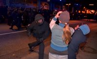 Wild prügelnde und Gesetze tretende Polizeitruppen in Hamburg