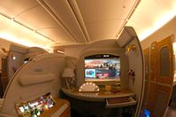 1. Klasse in „Suite“-Bauform mit Einzelkabinen (Emirates Boeing 777-200LR)