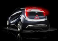 Mit Hilfe modernster (O)LED Technik nutzt EDAG die transparente Heckklappe als Projektionsfläche und macht so die Car-to-Car Kommunikation für alle Autofahrer sicht- und nutzbar.