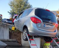 Der PKW hing mit dem Heck in der Luft. Bild: Feuerwehr Breckerfeld