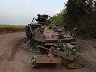 Ausgebranntes Minenräumfahrzeug M1132 aus US-Herstellung auf Grundlage des Schützenpanzers Stryker. Frontabschnitt Saporoschje, wahrscheinlich nahe Rabotino. Bild: Soziale Medien