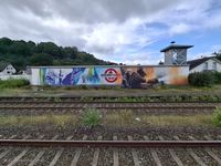 Farbenfrohe Hingucker am Arnsberger Bahnhof
