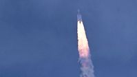 Eine Rakete der Indischen Weltraumforschungsorganisation (ISRO) mit der Raumsonde Chandrayaan-3 an Bord hebt am 14. Juli 2023 vom Satish Dhawan Space Centre in Sriharikota ab.