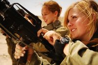 Israelische Soldatinnen entladen ihre Waffen