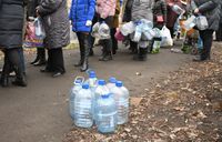 Archivbild: Aufgrund von Schäden an der Hauptwasserleitung stehen Einwohner von Donezk Schlange, um Wasser zu bekommen, 26. Februar 2022 Bild: Ilja Pitalew / Sputnik