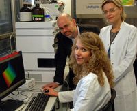 Professor Volker F. Wendisch, Mitarbeiterin Sabine Heider und Dr. Petra Peters-Wendisch (v. l.) wollen Bakterien dazu bringen, Methanol in nützliche Stoffe für die Industrie umzuwandeln.
Quelle: Universität Bielefeld (idw)