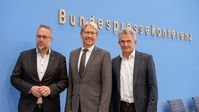 MIRO-Präsident Christian Strunk (Mitte) zusammen mit Peter Hübner (r.), Präsident des Hauptverbandes der Deutschen Bauindustrie, und Carsten Burckhardt (l.), stellv. Bundesvorsitzender IG BAU (2025) Bild: Bundesverband Mineralische Rohstoffe e.V. - MIRO Fotograf: MIRO/HDB/IGBAU//Bollhorst