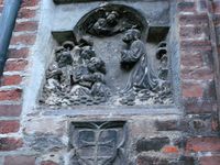 Asylzeichen am Liebfrauendom zu München (Kreuz in einem Schild, unten), unter einer Darstellung der Ölbergszene, die außen an Kirchen Hinweis auf ein Kirchenasyl ist.
