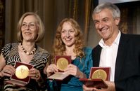 Brigitte Hobmeier (Mitte) mit Dagmar Hirtz und Peter Probst 2011 bei der Verleihung des Fernsehpreises der Österreichischen Erwachsenenbildung