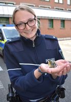Polizeikommissarin Isabell Marohn fand den kleinen Jungvogel auf dem Bürgersteig.