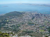 Blick auf Kapstadt mit dem Waterfront Harbour und Robben Island vom Tafelberg aus.