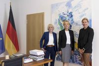 Karin Prien, Bundesministerin für Familie, Senioren, Frauen und Jugend (MITTE) mit BILD der FRAU-Chefredakteurin Sandra Immoor (links) und Alexandra Kemna, Ressortleitung Aktuelles (rechts)  (2025) Bild: BILD der FRAU Fotograf: ANIKA BUESSEMEIER