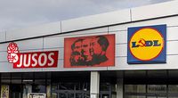 Bild: LIDL-Filiale (Symbolbild): Sven Rauhut, Wikimedia Commons, CC BY 4.0; Hammer & Sichel: rotemliss, Wikimedia Commons, CC BY-SA 3.0; Marx/Lenin/Mao: Revolutionary Communist Party USA, wikimedia Commons, CC BY-SA 4.0; Jusos-Logo: Jungsozialistinnen und Jungsozialisten in der SPD, Wikimedia Commons, CC BY-SA 4.0; Komposition: Wochenblick / Eigenes Werk