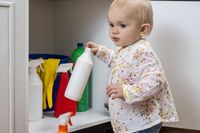 Vergiftungen von Kleinkindern mit Putzmitteln sind leider keine Seltenheit. Die GIZ informieren am Telefon, was im Vergiftungsfall zu tun ist. Quelle: Quelle: fotolia-redpepper82 (idw)