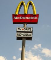 McDonald’s-Logo auf einem Pylon