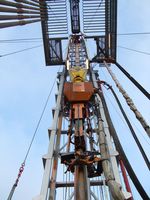 Kraftdrehkopf mit Schlauchzuleitung am Bohrgestänge einer Erdölbohranlage