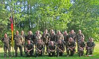 Die Marschgruppe Reserve Nord mit Oberstleutnant der Reserve Detlef (1. Reihe, 3.v.l.) Bild: Bundeswehr Fotograf: Quadt