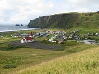 Vík í Mýrdal, regenreichster Ort Islands außerhalb des Vatnajökull. Bild: Bromr at nl.wikipedia