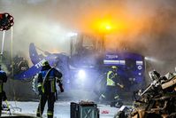 Das THW unterstützt die Löscharbeiten nach einem Brand in einem Recyclingbetrieb. Bild: THW