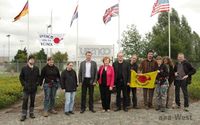 Vor der Urananreicherungsanlage in Gronau (17.09.2011):  Andrej Talavlin (4. von links), Natalja Mironowa (5. von links) und Rashid Alimov (4. von rechts).  Bild: aaa-West