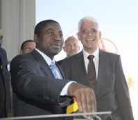 Bildungsminister Abraham Iyambo setzt per Knopfdruck H.E.S.S. II in Bewegung; rechts Werner Hofmann.
Quelle: C. Föhr, H.E.S.S.-Kollaboration (idw)