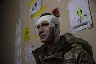 Archivbild: Ein verletzter ukrainischer Soldat wird nach heftigen Kämpfen um Artjomowsk in einem Donezker Militärkrankenhaus behandelt Bild: Metin AktaÅ/Anadolu Agency / Gettyimages.ru
